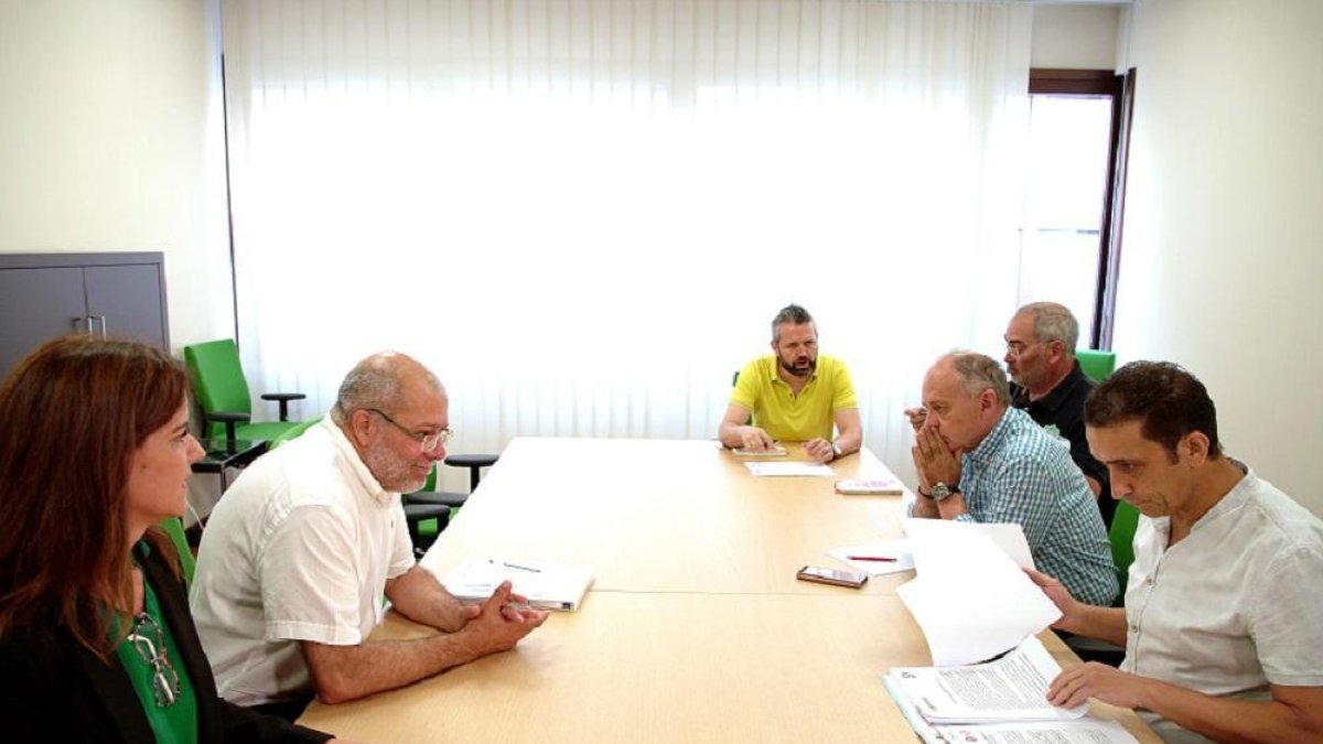 El portavoz parlamentario de Ciudadanos, Francisco Igea, mantiene una reunión con los secretarios regionales de CCOO y UGT,-ICAL