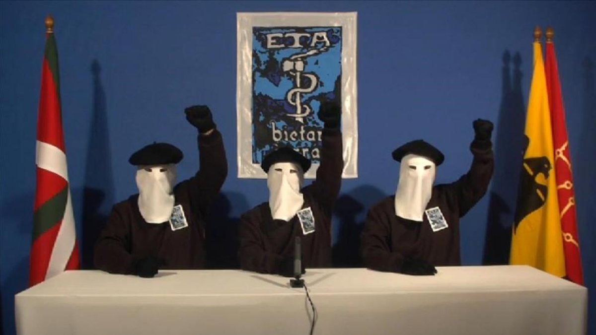 Miembros de ETA en una imagen de archivo.-
