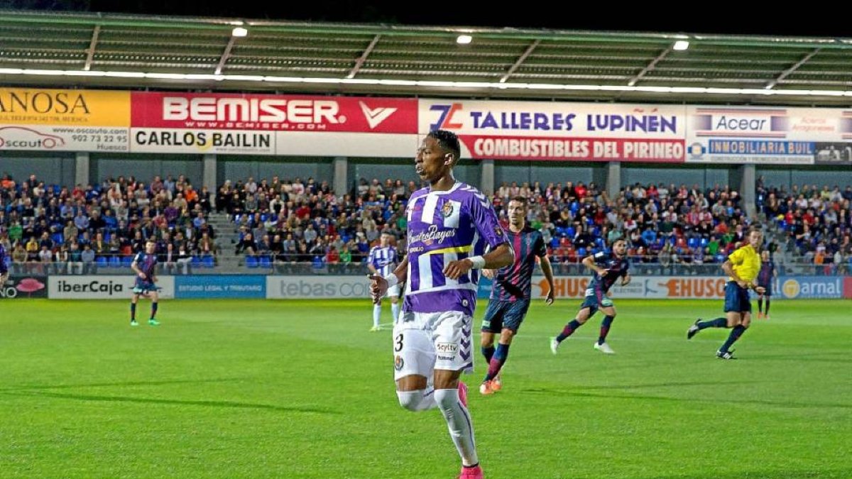 Mojica, autor del centro del gol visitante, observa el balón esperando un pase.-Photo-deporte