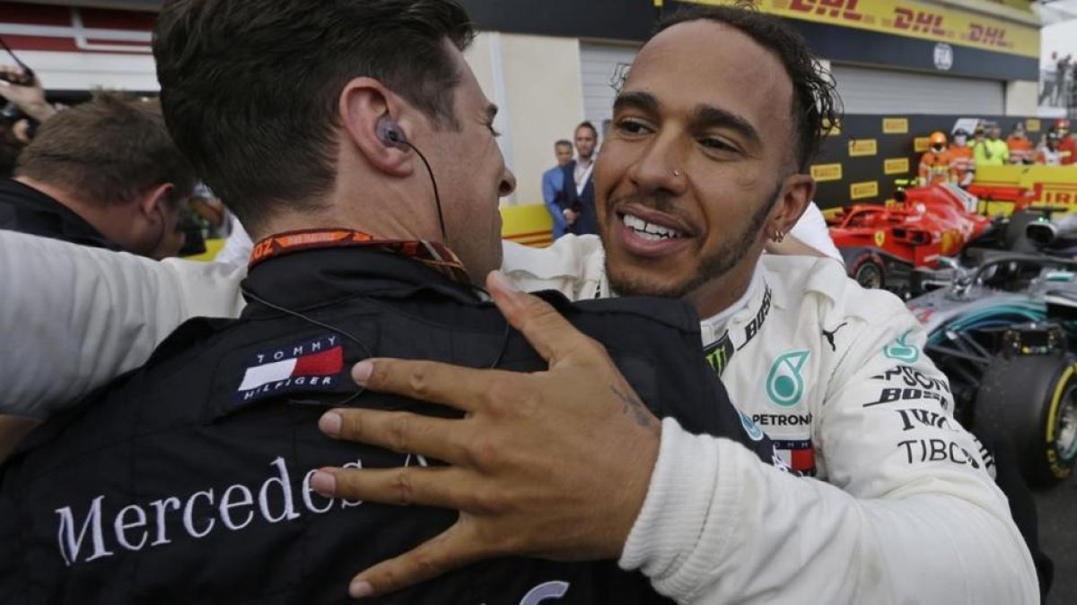El británico Lewis Hamilton (Mercedes) abraza a uno de sus mecánicos tras arrasar en el GP de Francia.-AP / CLAUDE PARIS