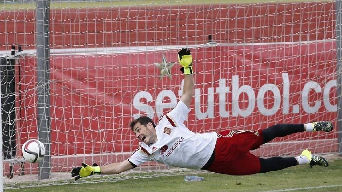 - El portero de la selección española Iker Casillas durante el entrenamiento que el combinado nacional ha realizado esta tarde en la Ciudad del Fútbol de Las Rozas.-EFE