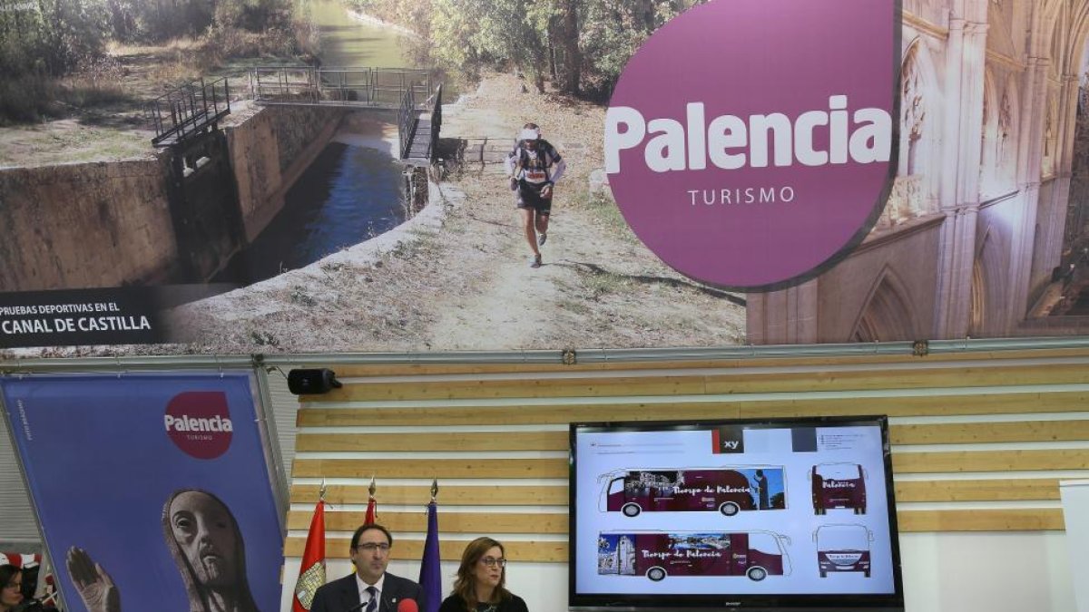 La presidenta de la Diputación de Palencia, Ángeles Armisén, y el alcalde de la capital, Alfonso Polanco, dan cuenta de la oferta turística en el expositor de la provincia.-ICAL