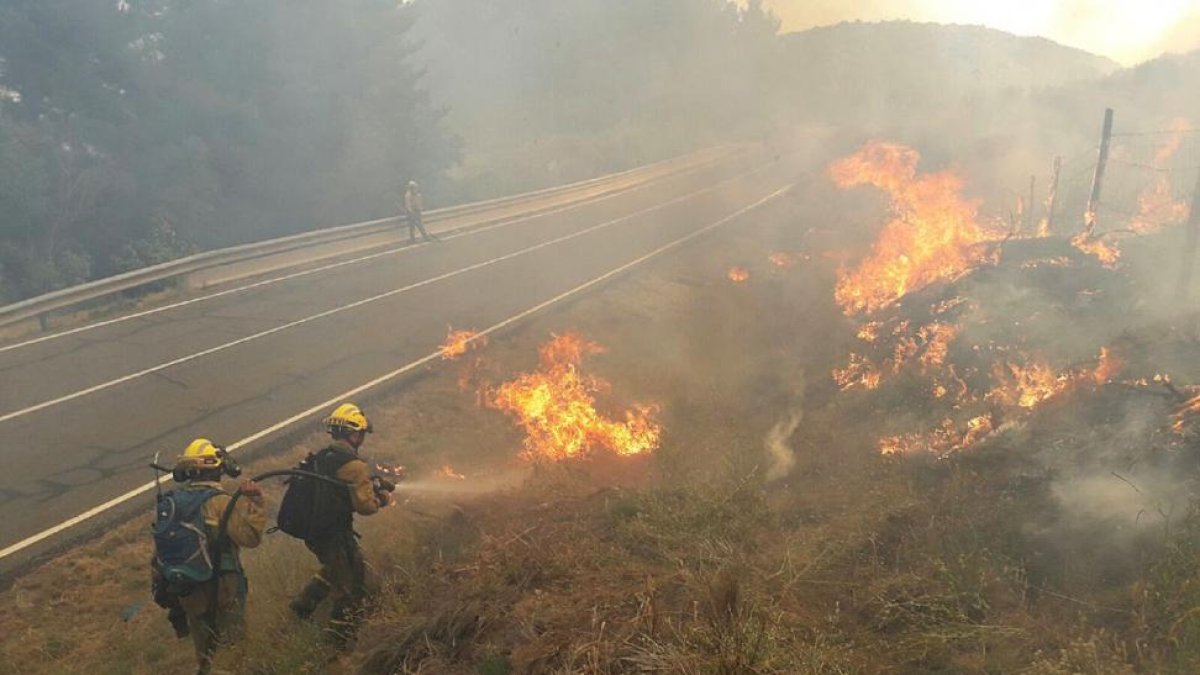 Labores de extinción del incendio en Navarredonda.-ICAL
