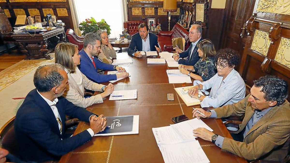 Puente, al fondo, y Gato, a su izquierda, durante la reunión del Consejo de Diálogo Social.-J. M. LOSTAU