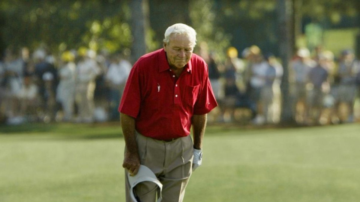 Arnold Palmer saluda al público, en su última competición, en el Masters de Augusta, en abril del 2004.-REUETRS / KEVIN LAMARQUE
