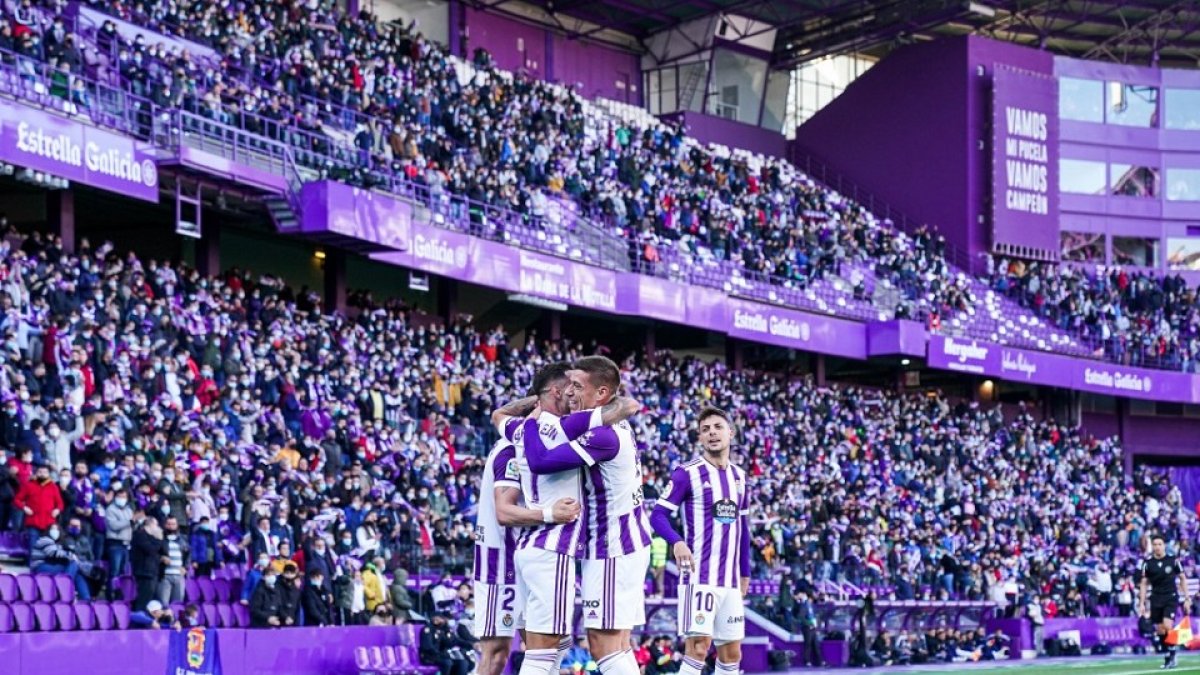 Equipo y afición celebran uno de los goles logrados en un choque anterior. / I. SOLA / RV