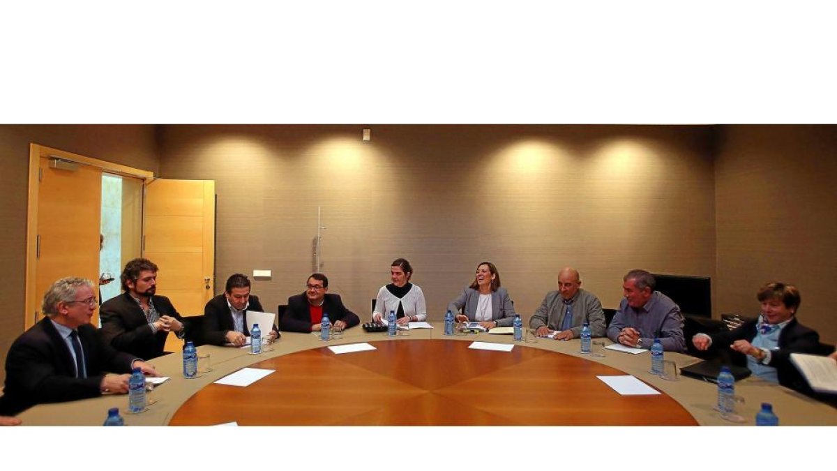 La consejera de Agricultura en la reunión con los miembros de la Mesa de La Leche y los portavoces parlamentarios.-ICAL