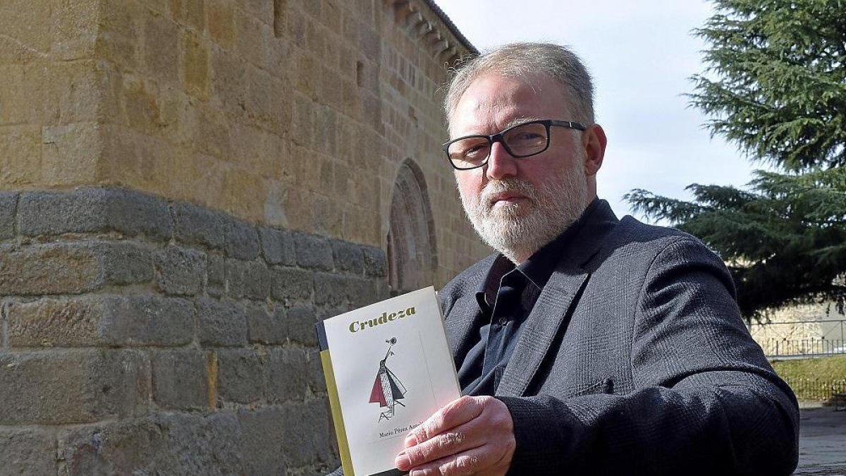 El escritor Mario Pérez Antolín, en Ávila, junto a su nuevo libro de aforismos.-DARÍO BURGUEÑO