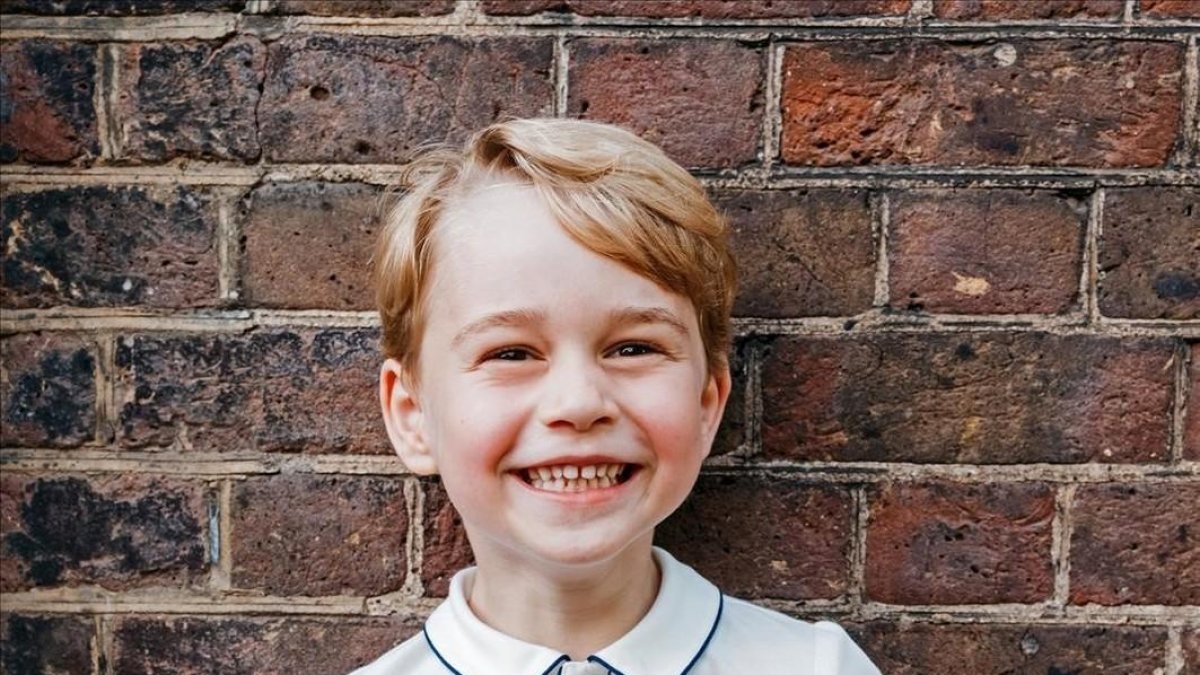 El príncipe Jorge posa sonriente en su quinto cumpleaños.-ROYAL FAMILY OF GREAT BRITAIN