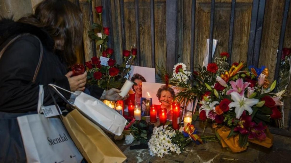 Altar improvisado en recuerdo a Rita Barberá, ante el Ayuntamiento de València.-MIGUEL LORENZO