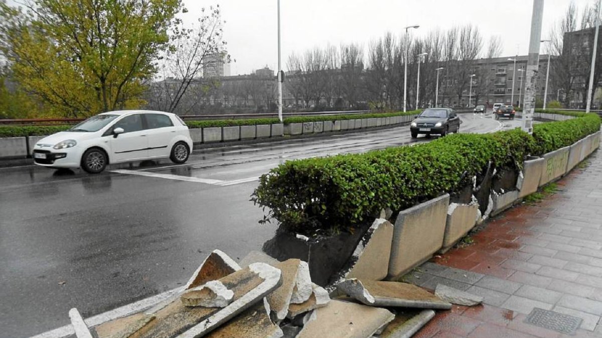 La detención del joven que huyó en un coche robado se activó a las 6.15 horas cuando la Policía Local redactaba el atestado de un Peugeot Partner empotrado –cuyo conductor huyó– en el puente de la Condesa Eylo. En ese momento pasó el Opel Kadett con las l-El Mundo