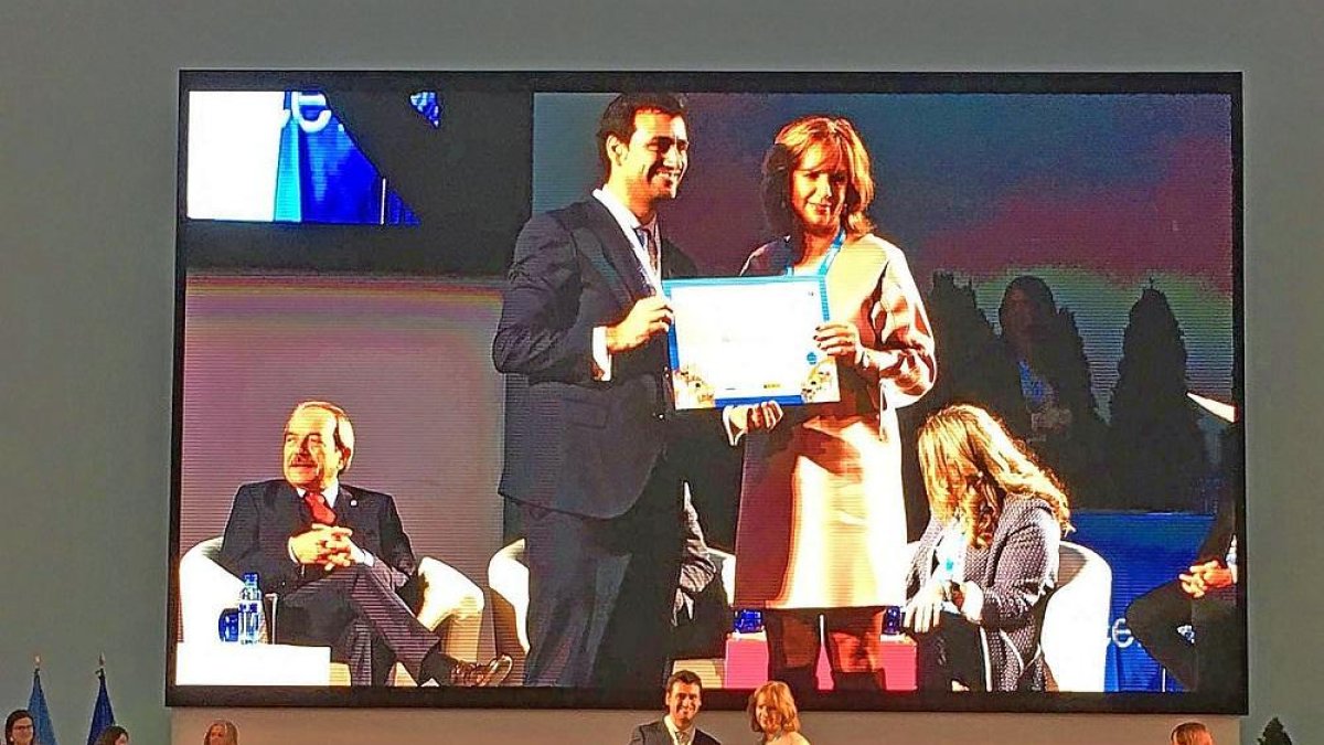 El alcalde de Rioseco, David Esteban, recoge ayer el reconocimiento en el Palacio de Congresos de Oviedo.-EL MUNDO