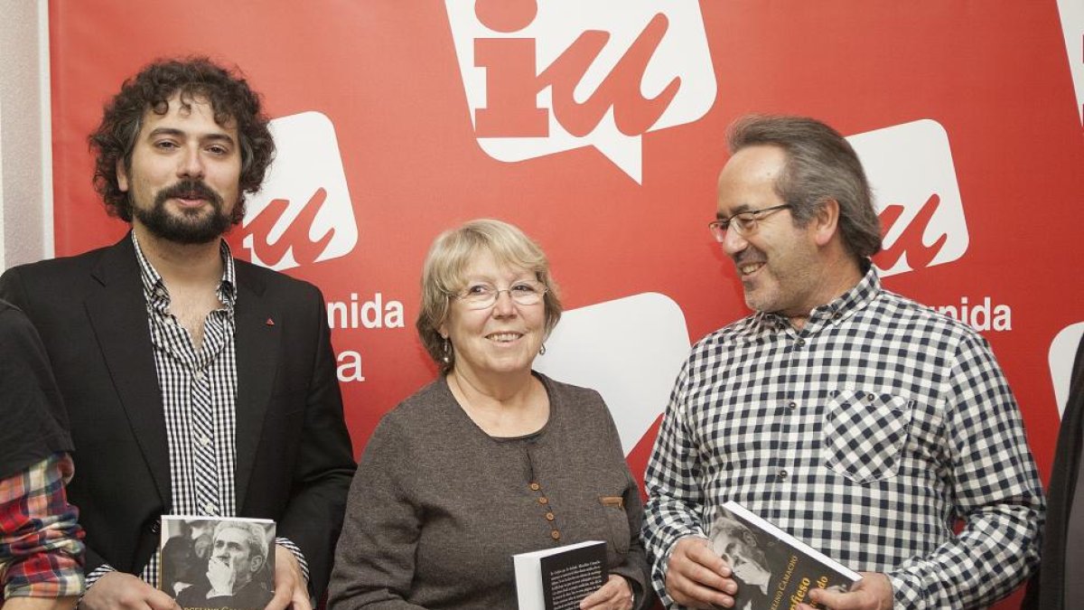 José Sarrión, procurador de IU en las Cortes de Castilla y León, Yenia Camacho, hija del homenajeado, y Francisco Guarido, alcalde de Zamora, durante la presentación del libro 'Confieso que he luchado' como homenaje a Marcelino Camacho.-ICAL