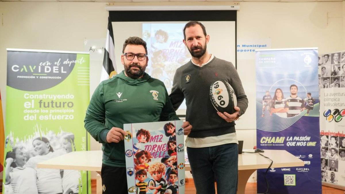 Juan Carlos Pérez y Fernando Suárez, con el cartel en la presentación del torneo Melé. / J. M. LOSTAU