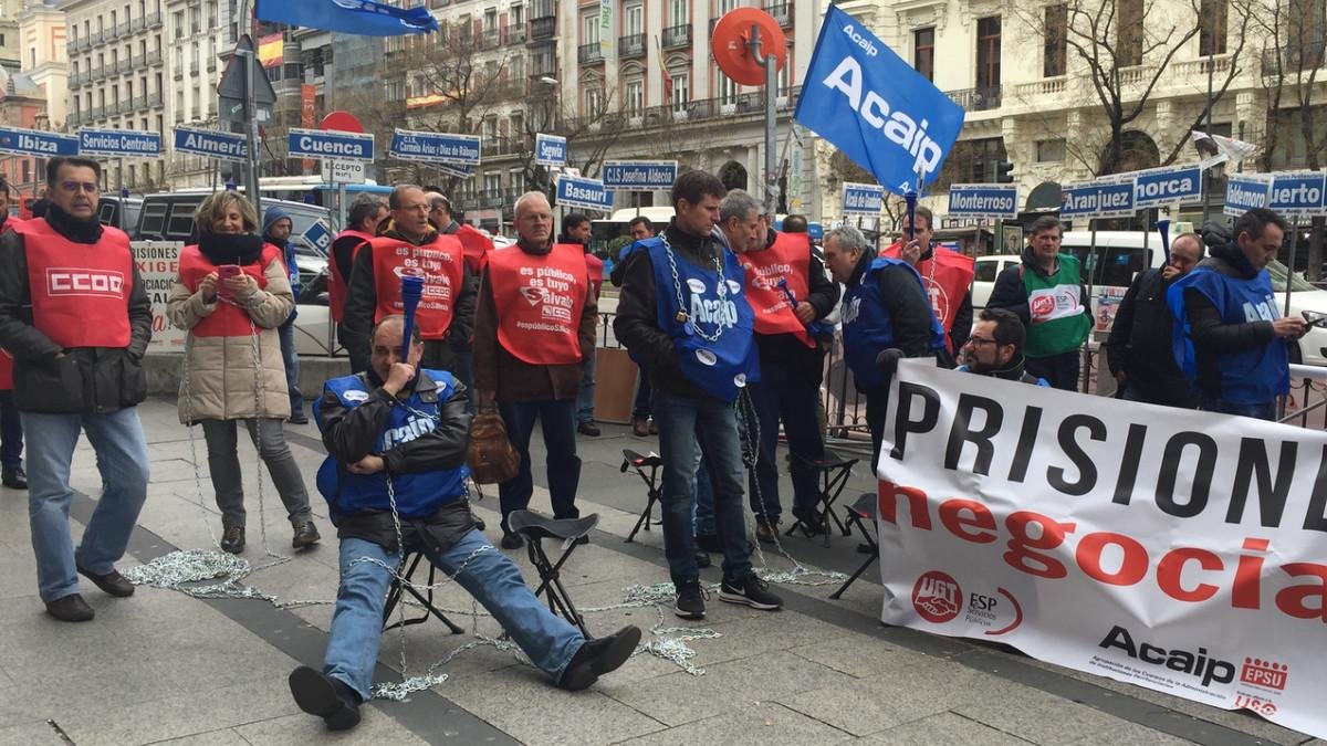 Funcionarios de prisiones se encadenan a las puertas de la sede madrileña de la Secretaría General de Instituciones Penitenciarias.-
