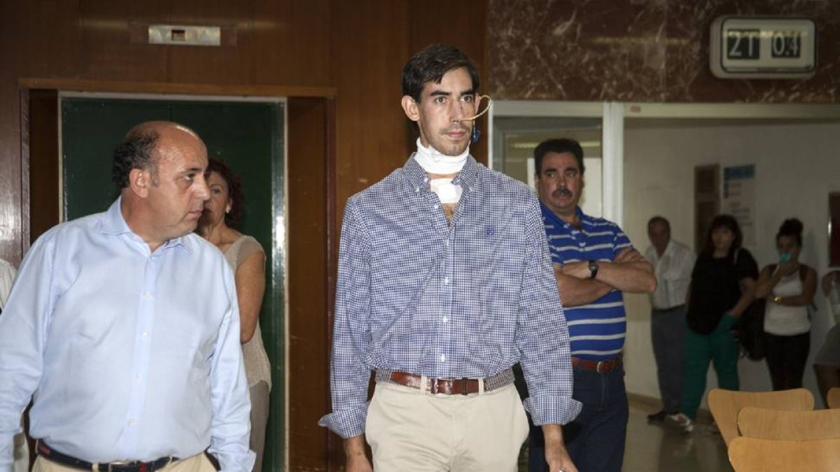 El torero malagueño Saúl Jiménez Fortes recibe el alta hospitalaria del Complejo Asistencial Universitario de Salamanca tras permanecer diez días ingresado después de la grave cornada en el cuello que recibió en la localidad salmantina de Vitigudino.-ICAL