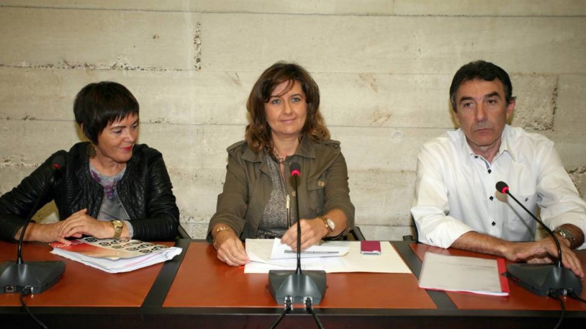 El secretario regional de CCOO, Ángel Hernández, y la vicenconsejera de Empleo de la Junta, Begoña Hernández (C), en la inauguración de la jornada de propuestas para la puesta en marcha de la Garantía Juvenil en España y la Comunidad-Ical