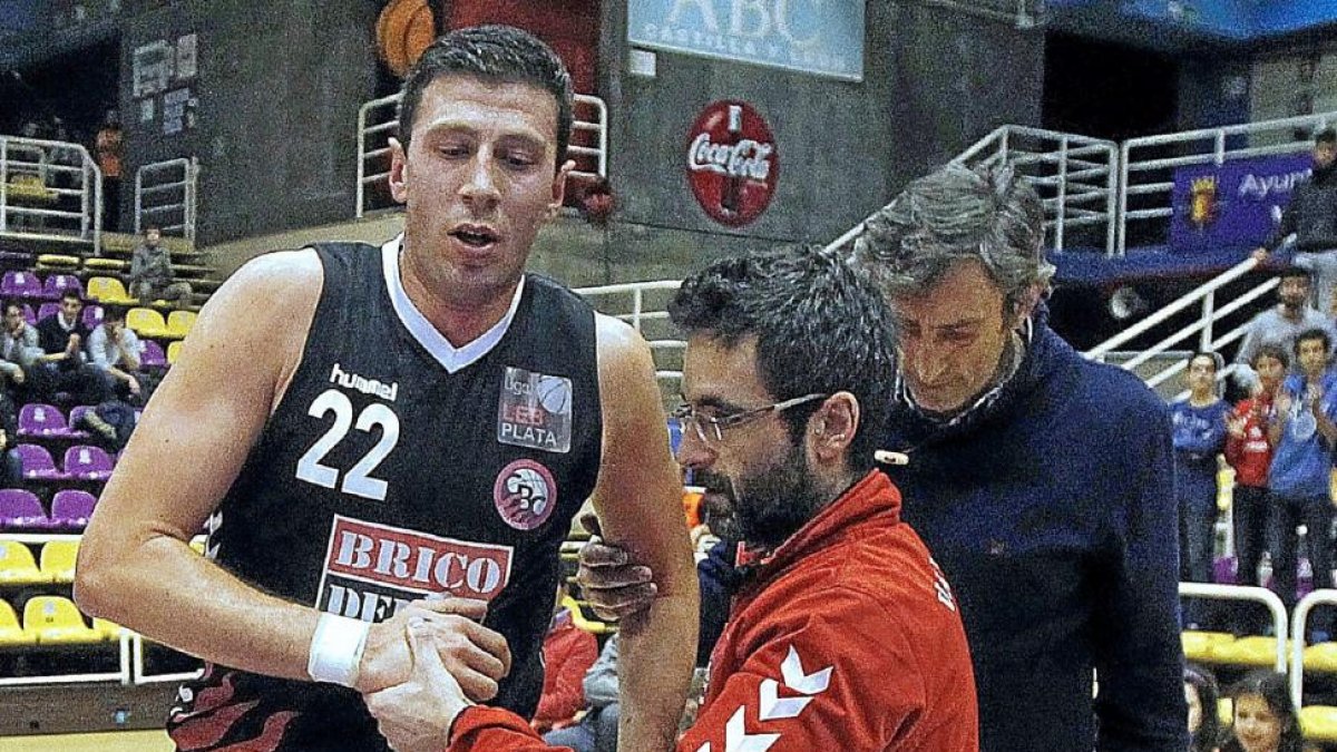 Sergio de la Fuente se retira cojeando tras lesionarse.-J. M. Lostau