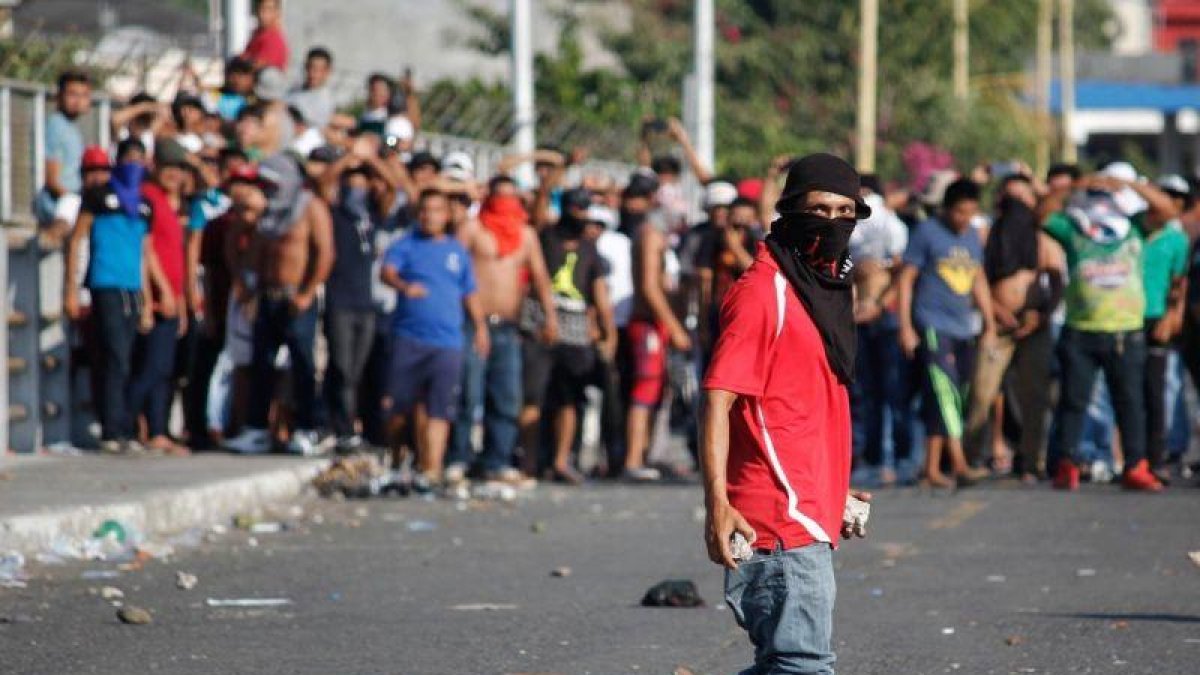 Habitantes de Tecun Uman Guatemala se enfrentan con migrantes hondurenos.-EFE