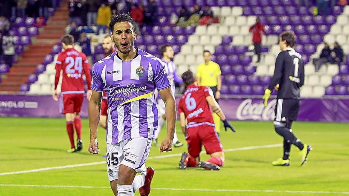 Minuto 2. Anuar celebra el 1-0 ayer ante el Zaragoza.-J. M. LOSTAU
