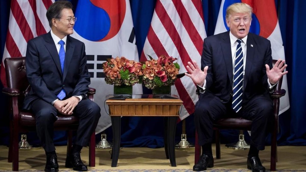 Moon Jae-in escucha a Trump durante una declaración del presidente de EEUU a la prensa, en el Palace Hotel, en Nueva York, el 21 de septiembre-AFP / BRENDAN SMIALOWSKI