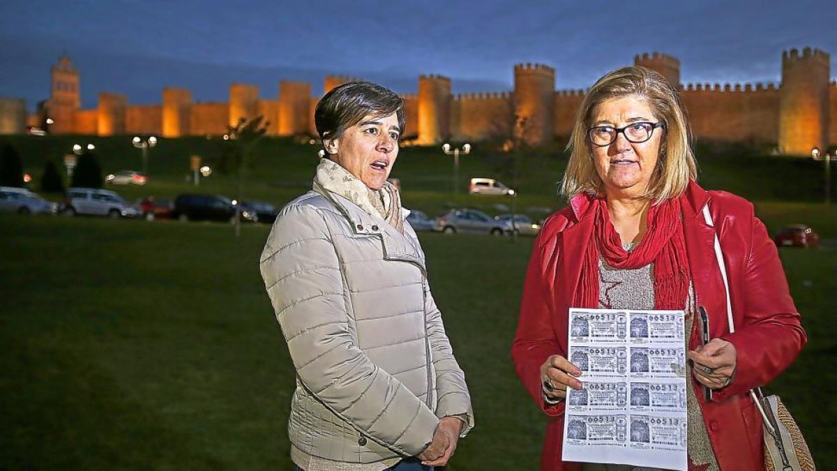 Gema y Choni Herráez, representantes de la empresa familiar ‘Carhesan’ llevaban 10 décimos del primer premio.-ICAL