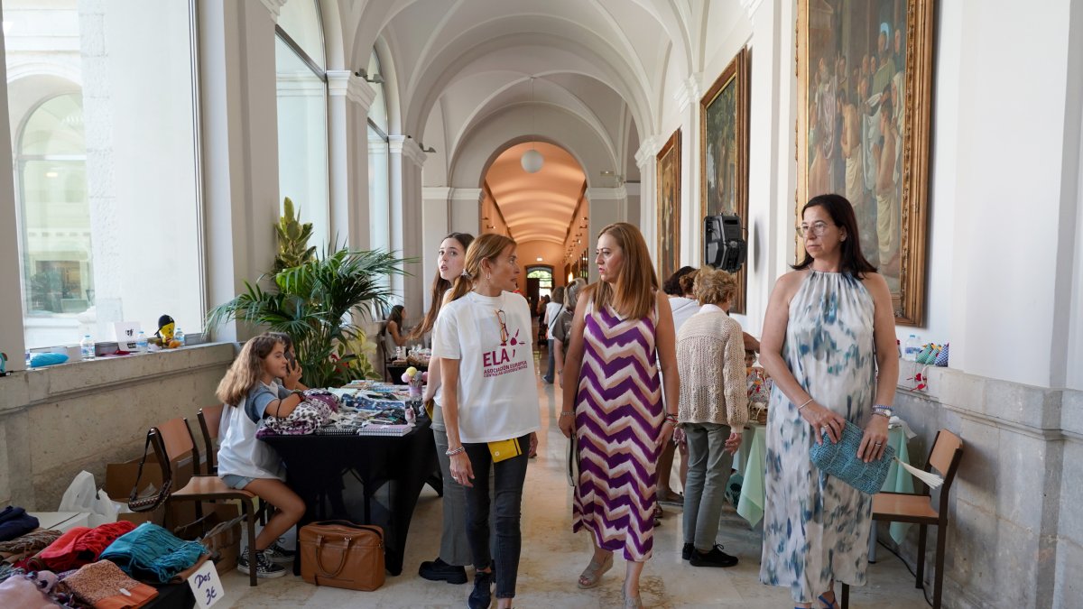 La delegada del Gobierno en Castilla y León, Virginia Barcones, asiste al acto de inauguración del VI Rastrillo a favor de la Asociación Europea contra la Leucodistrofia en España.- ICAL