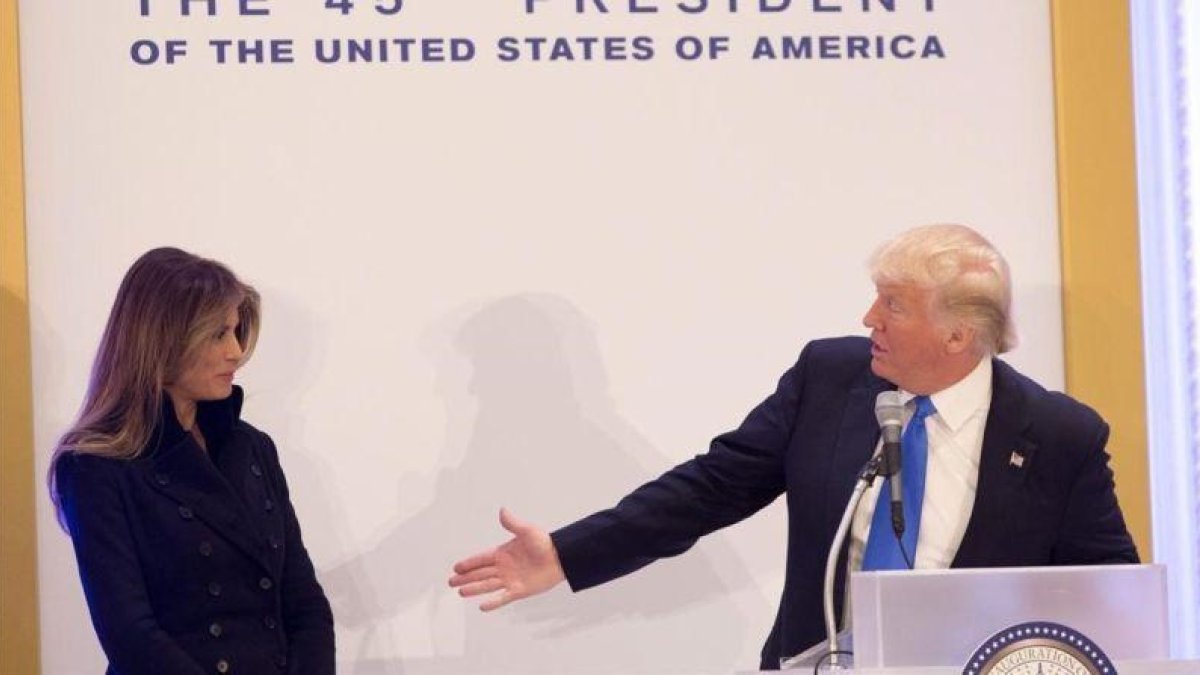 Trump y su esposa Melania ofrecen un discurso en el Hotel Trump de Washington.-