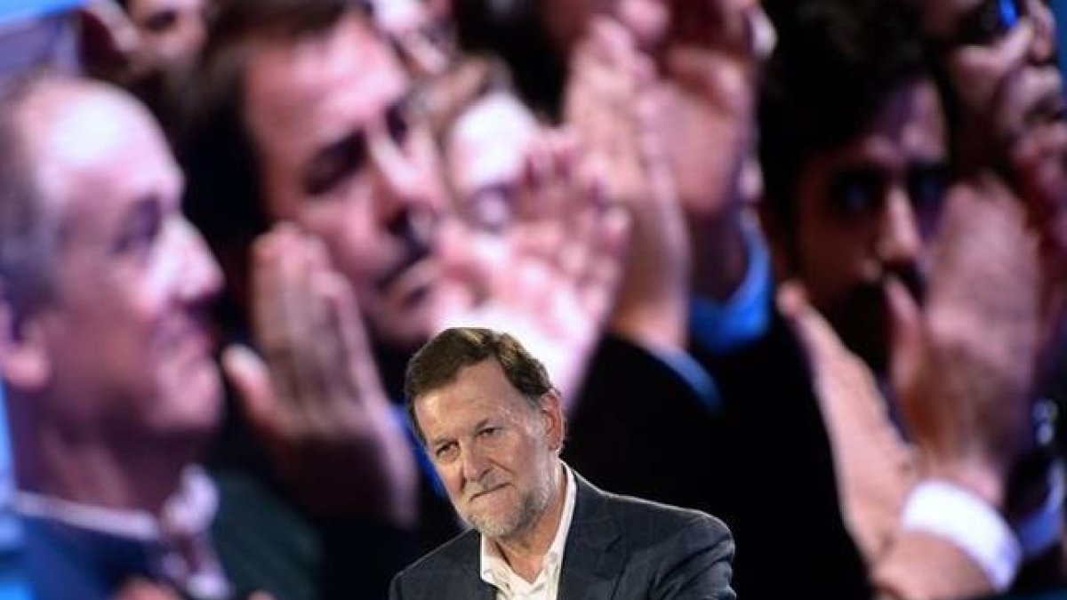 Mariano Rajoy, anoche, en el mitin que dio en Pontevedra tras sufrir la agresión.-AFP / MIGUEL RIOPA