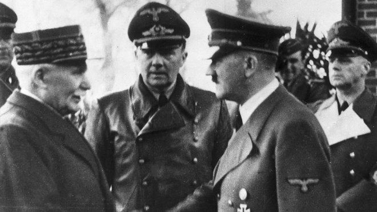 Hitler estrecha la mano del mariscal Phillipe Petain en octubre de 1940 en la Francia ocupada.-AP