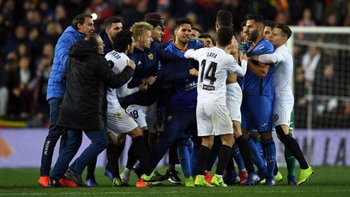 Altercado entre los jugadores del Valencia y del Getafe.-EL PERIÓDICO