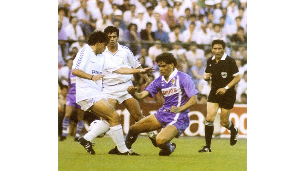 Fernando Hierro logra arrebatar el esférico a Sanchís durante la final de Copa de 1989-EL MUNDO