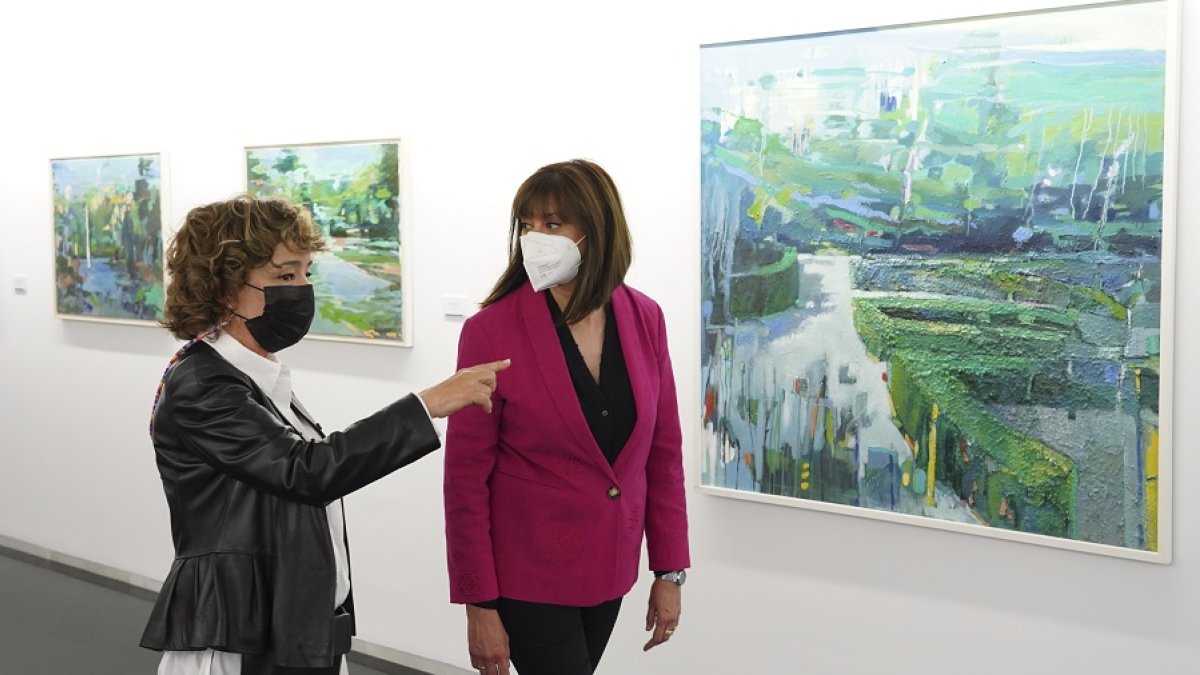 Blanca Paniagua junto a la diputada Nuria Duque.
