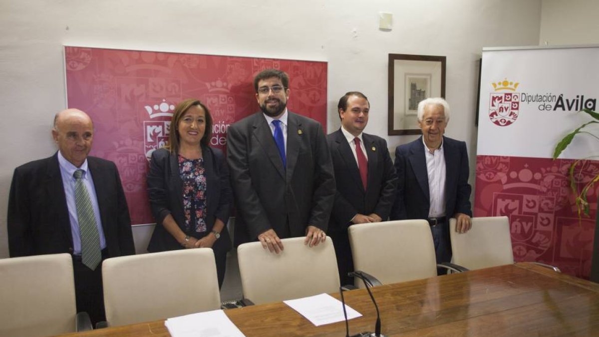 De I. a D. el director de la Institución Gran Duque de Alba (IGDA), Carmelo Luis López; la alcaldesa de Madrigal de las Altas Torres, Ana Isabel Zurdo; el presidente de la Diputación Provincial, Jesús Manuel Sánchez Cabrera; el diputado de Cultura, Eduard-ICAL