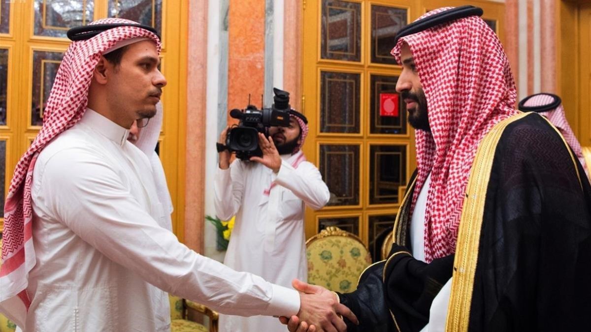 El príncipe heredero Mohamed bin Salman (derecha) saluda a Salah Kashoggi, hijo del periodista asesinado en Estambul.-AFP