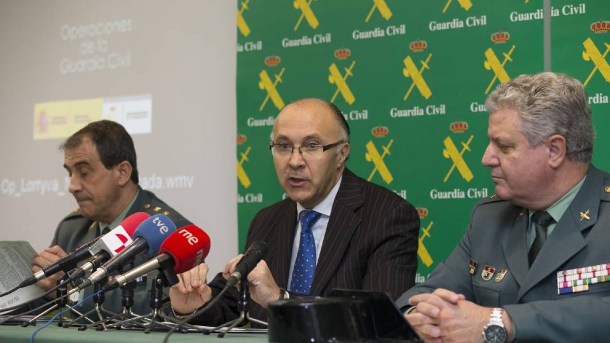 El delegado del Gobierno en Castilla y León, Ramiro Ruiz Medrano (C); José Manuel Díez (d), general jefe la Guardia Civil de Castilla y León, y Juan Miguel Recio (I), teniente coronel jefe de la Comandancia de la Guardia Civil de Valladolid-Ical