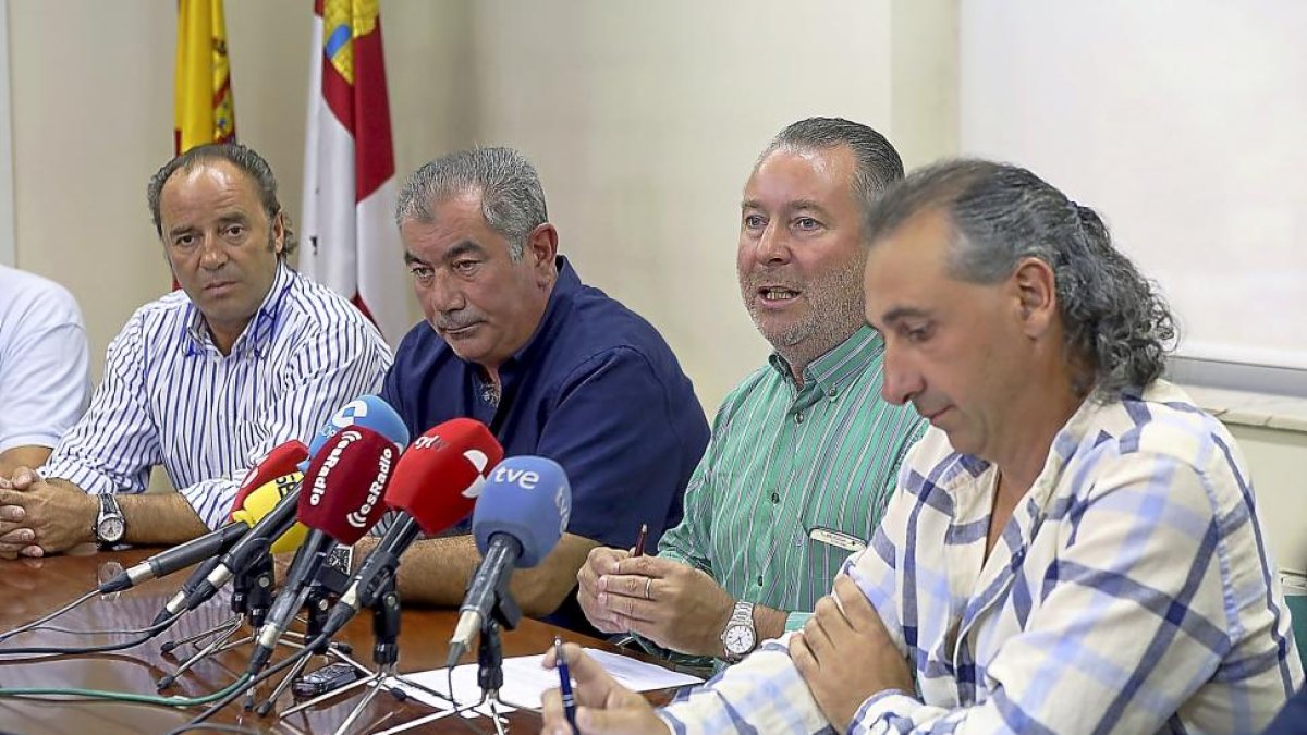 El presidente de Asaja Castilla y León (2D) durante la rueda de prensa para informar de la manifestación.-ICAL