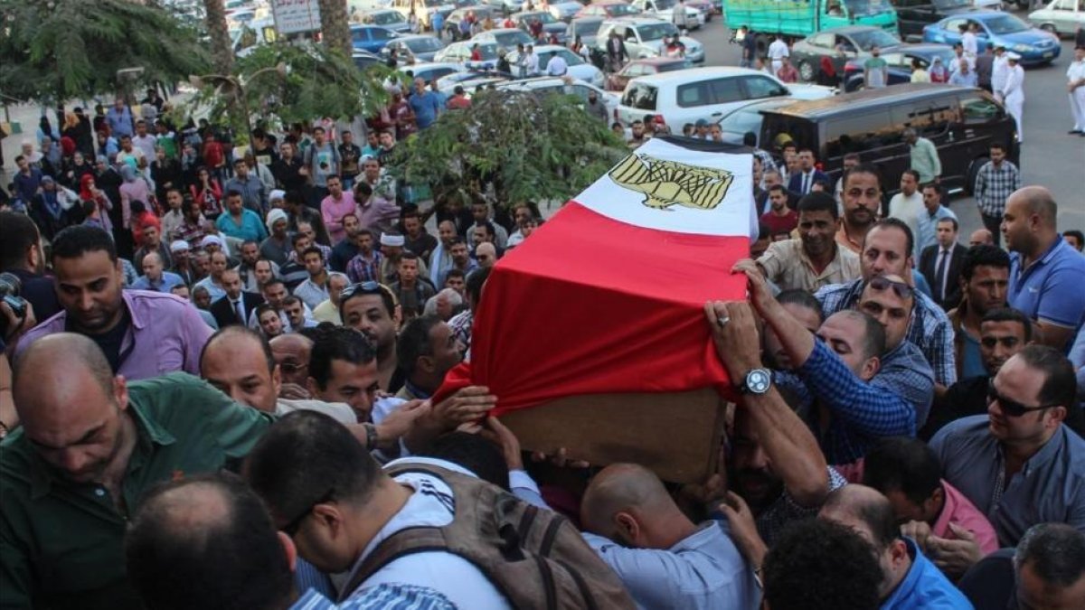 Funeral por un capitán de policía fallecido en el enfrentamiento armado, a 15 kilómetros de El Cairo, el 21 de octubre.-EFE
