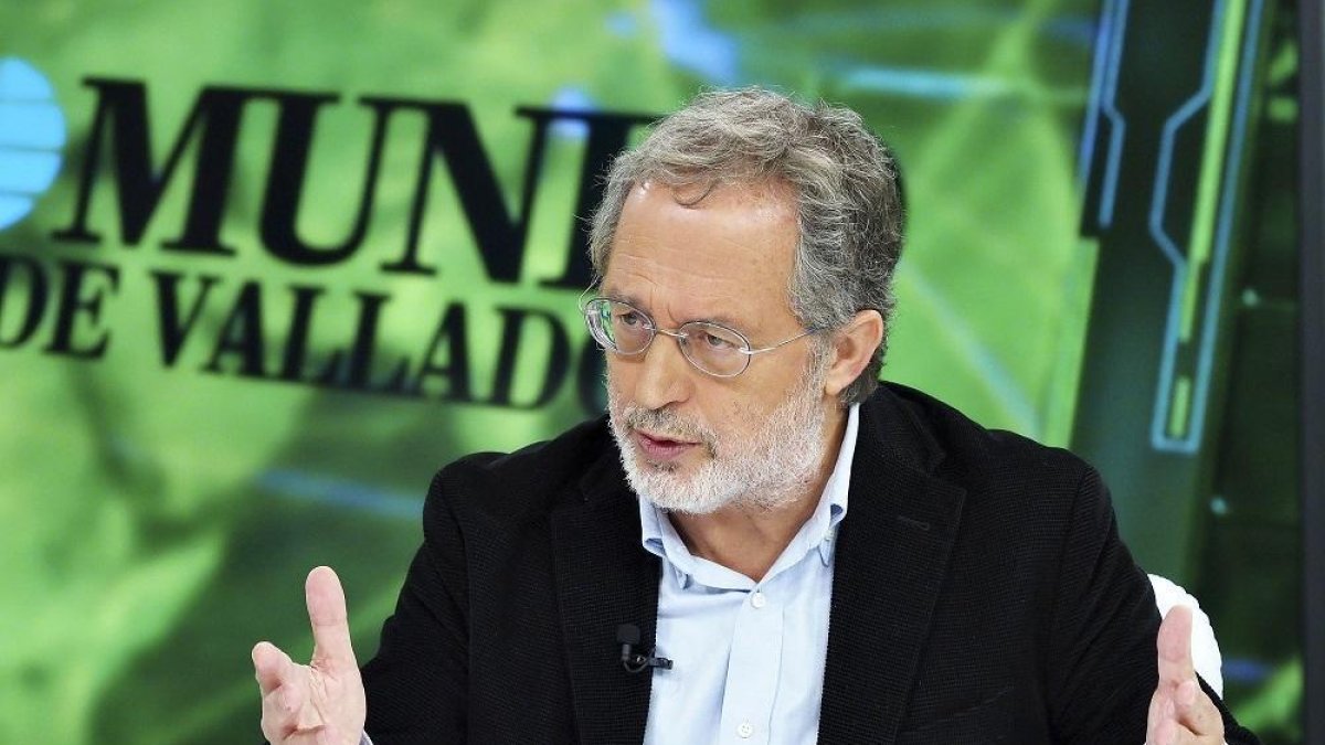 Manuel Saravia ayer en ‘La Quinta Esquina’, programa que emite La 8 de Valladolid.-J. M. LOSTAU