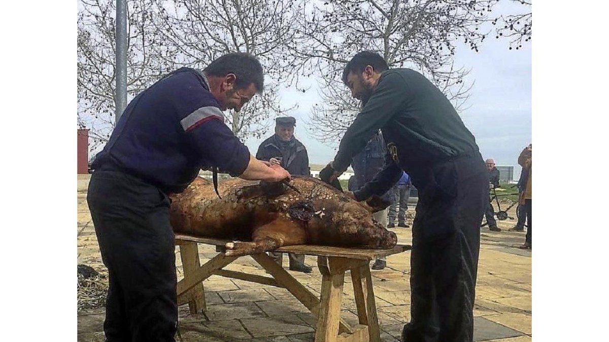 Dos participantes de las XII Jornadas de la Matanza del Cerdo de Villalón de Campos.-E. M.