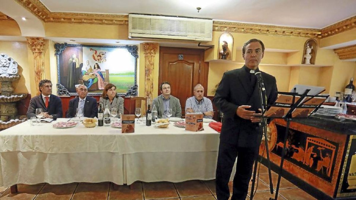 Arturo Díaz, capellán del monasterio de la Encarnación dando el Pregón.-ical