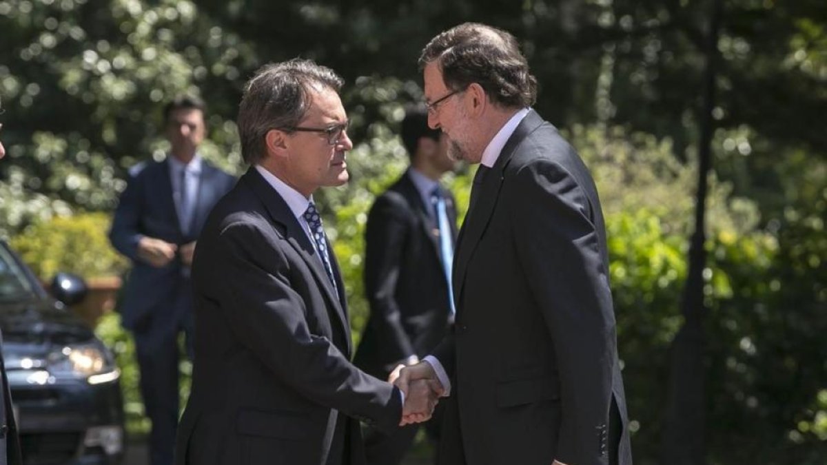 Mariano Rajoy y Artur Mas, en un acto en Barcelona en mayo del 2015.-JOAN CORTADELLAS