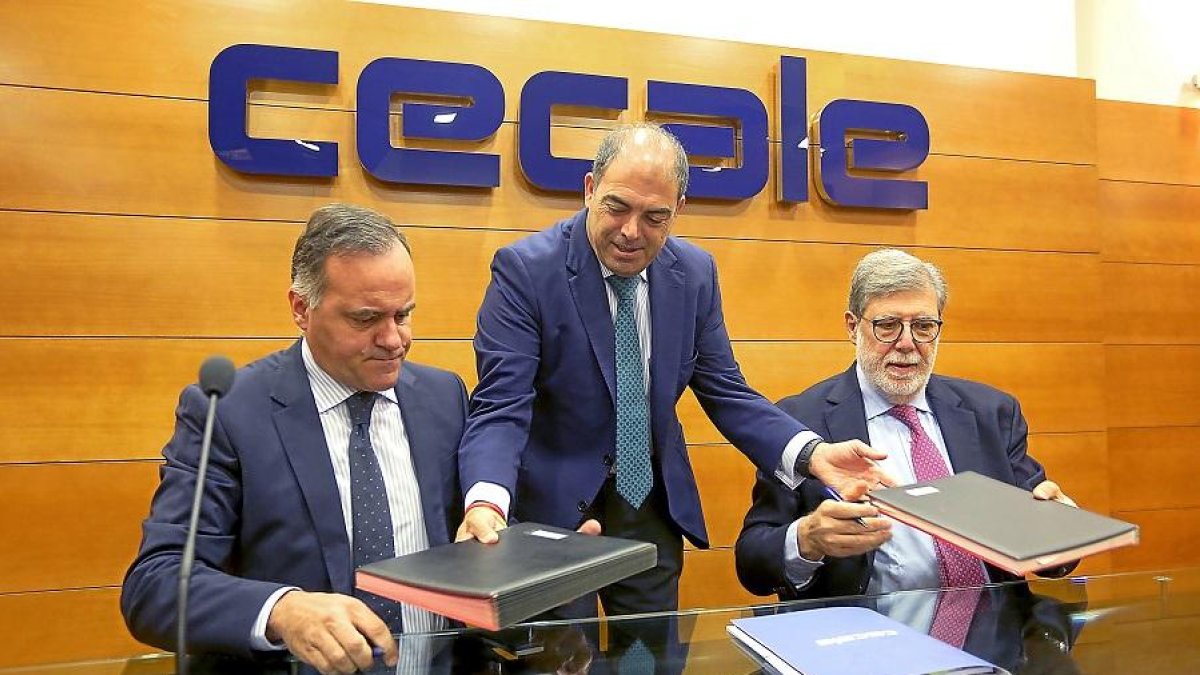 Domiciano Curiel (ATA CyL), Lorenzo Amor (ATA) y Santiago Aparicio (Cecale) en la firma.-ICAL