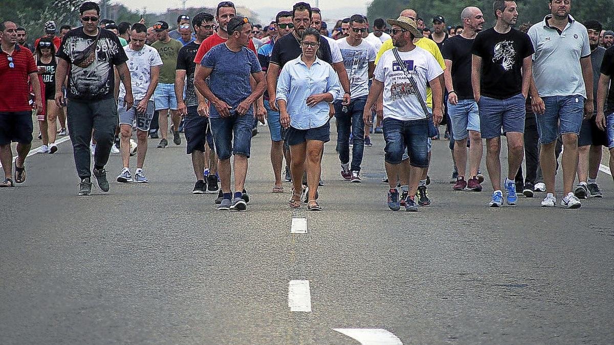 Los 360 trabajadores de la planta de Vestas en Villadangos del Páramo cortaron ayer la carretera N-120 a su paso por la localidad leonesa.-ICAL