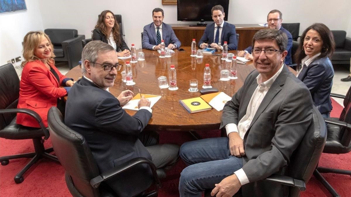 Los equipos negociadores de PP y Cs en Andalucía, el pasado 17 de diciembre, en Sevilla.-EFE / JULIO MUÑOZ