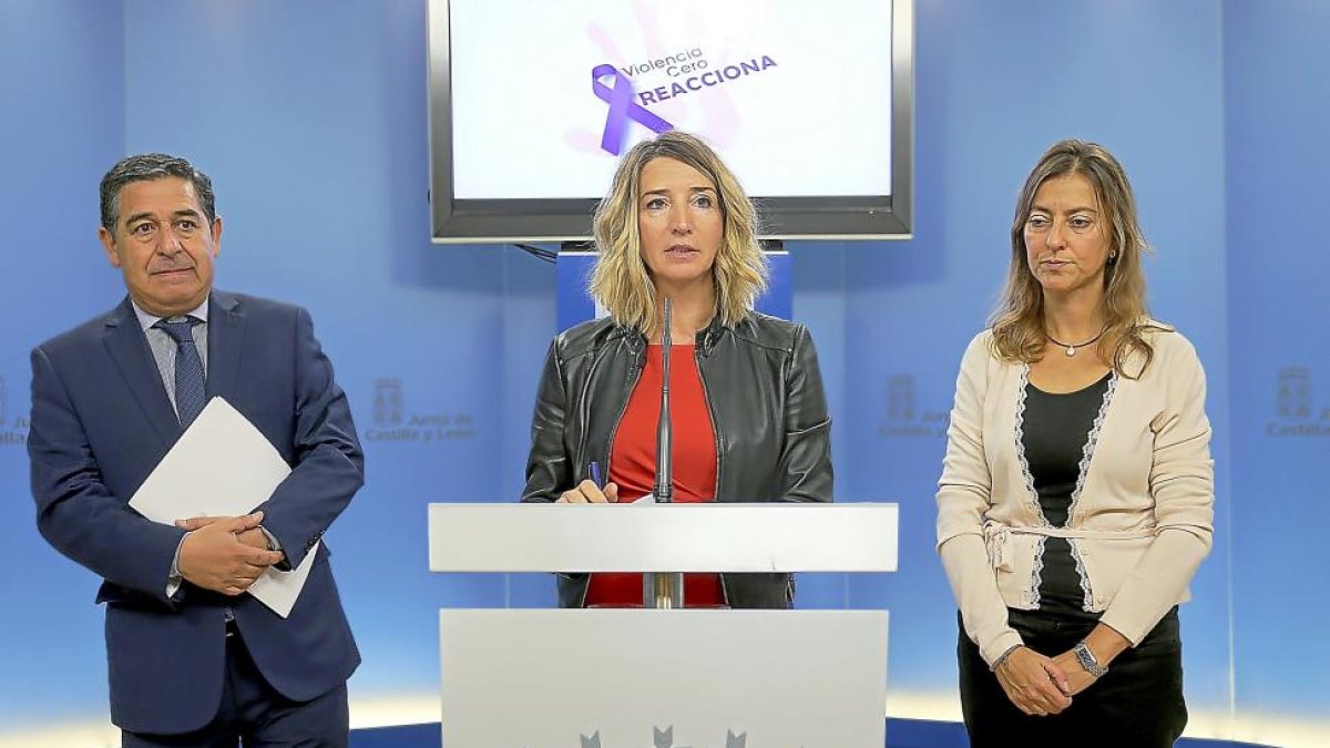 Alicia García, en el centro, flanqueada por Julio Gabriel Sanz y la directora general de la Mujer, Esperanza Vázquez.-ICAL