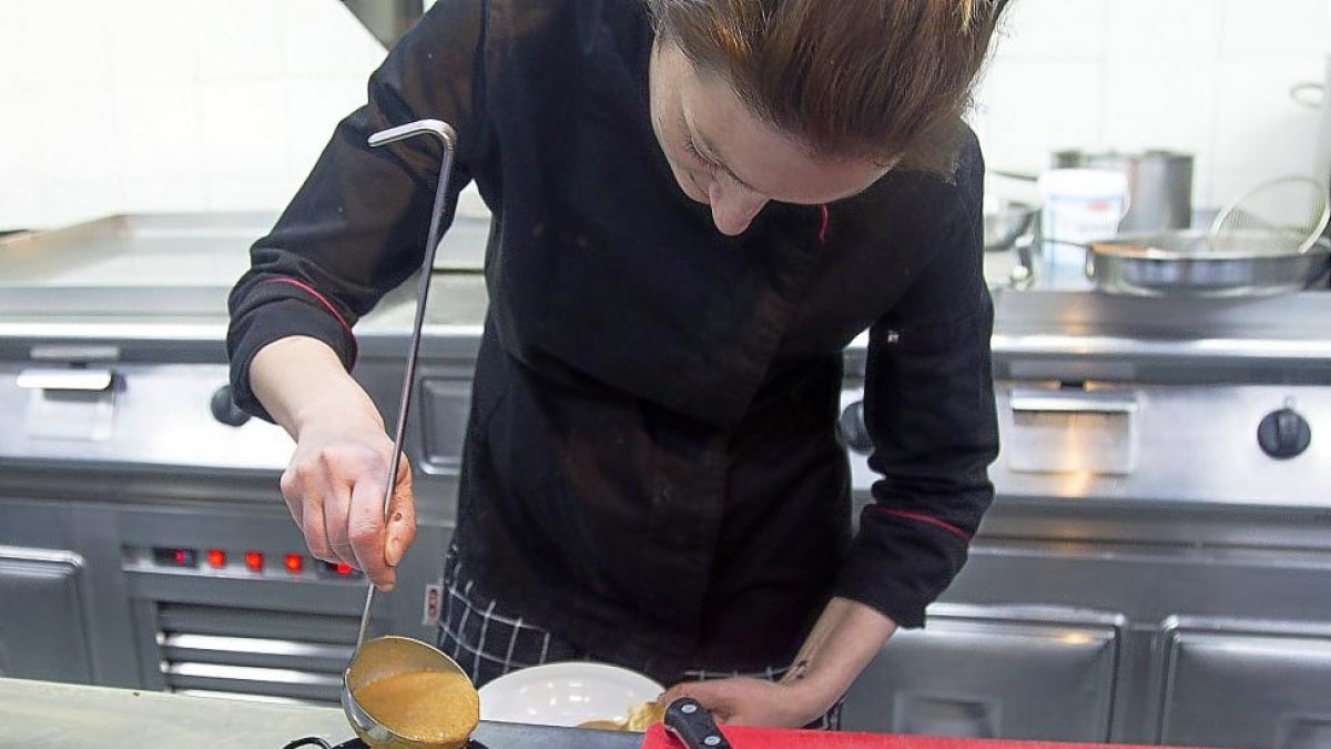Una cocinera preparara un plato con carne de ternera sayaguesa.-M. DENEIVA