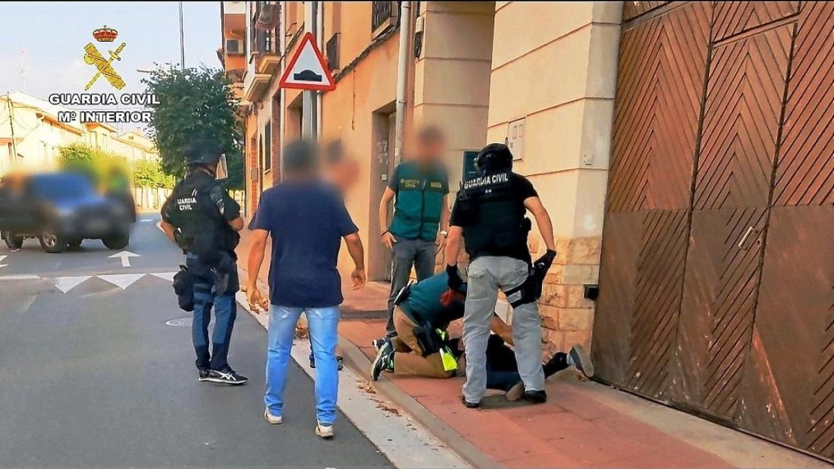 Momento en el que los agentes de la Guardia Civil detienen a uno de los atracadores en el intento de atraco de La Rioja.-E. M.