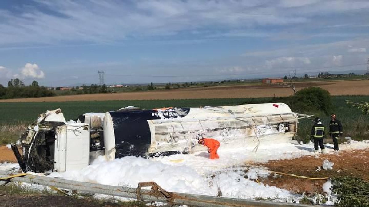 El camión implicado en el accidente, tendido en el suelo.-BOMBEROS LEÓN