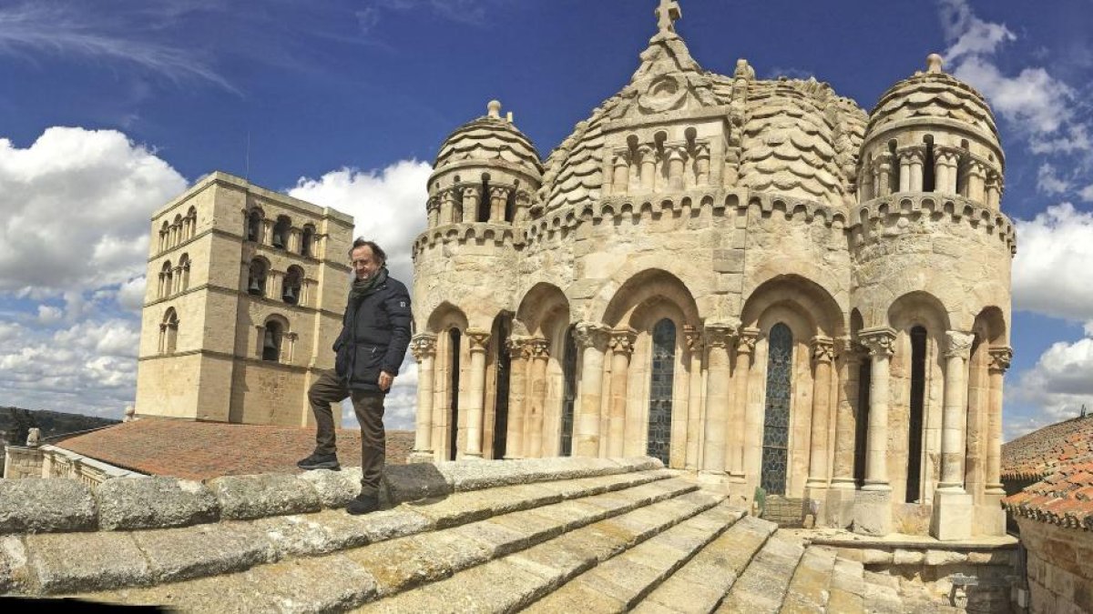 El arquitecto y bodeguero Paco Somoza, sobre el cimborrio de la Catedral de Zamora, contemplando el río Duero a su paso por la ciudad.-ARGI